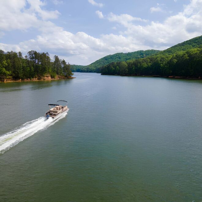 Pontoon Boat Speeds: Guide to Performance, Load & Watersports